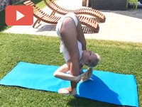Супер гибкая девушка делает упражнения сексуальной йоги на открытом воздухе
