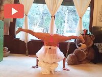 Гибкая обнаженная гимнастка делает обнаженную йогу в студии
